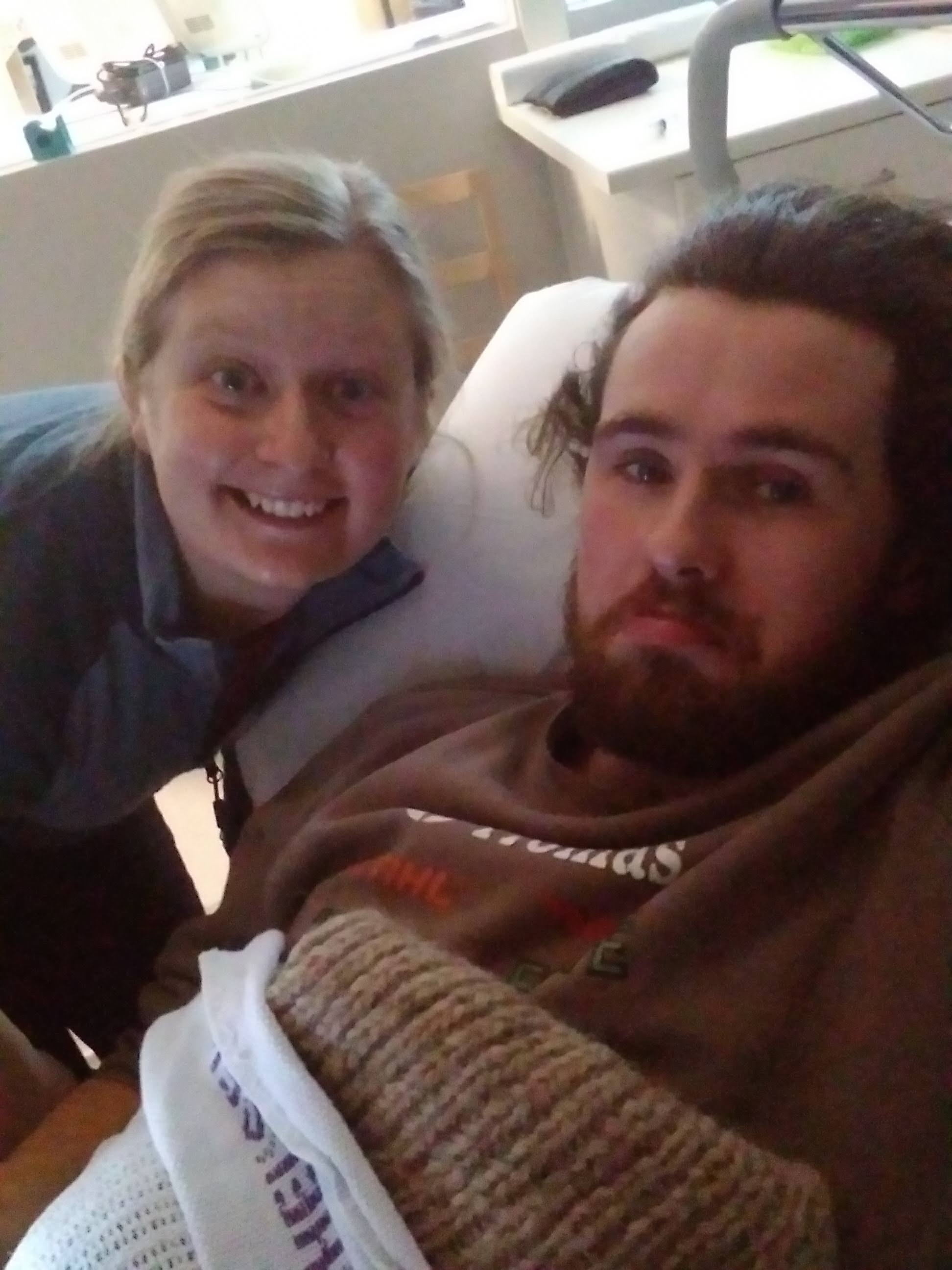 Ola Ravn med lege/venn/bursdagsbarn Elisabeth på Røros sjukehus etter uhellet.